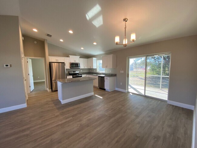 Building Photo - 3/2/2 Silver Spring Shores **Won't Last***