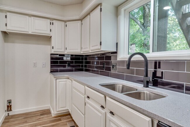 Building Photo - Completely renovated 4 bedroom, 3 bathroom...