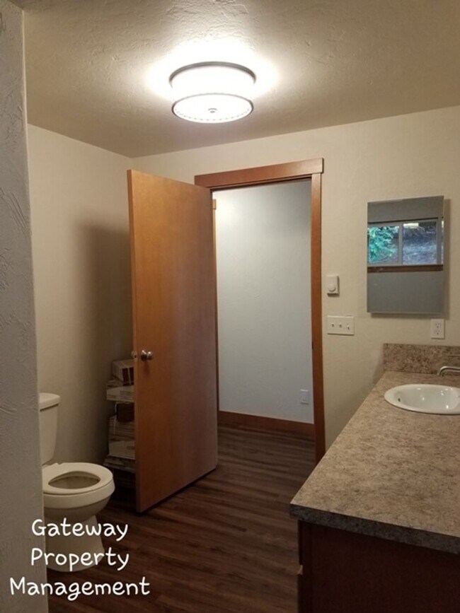 Building Photo - 3 Bedroom in town with a view!
