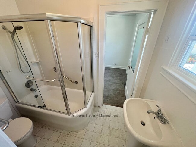 Building Photo - Charming Downtown Petaluma Gem - 3bed 1.5 Bath Available Now !