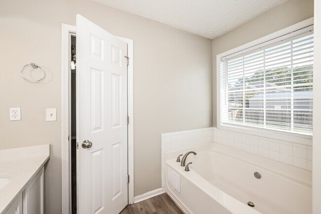 Building Photo - 1870 Hillspring Ln