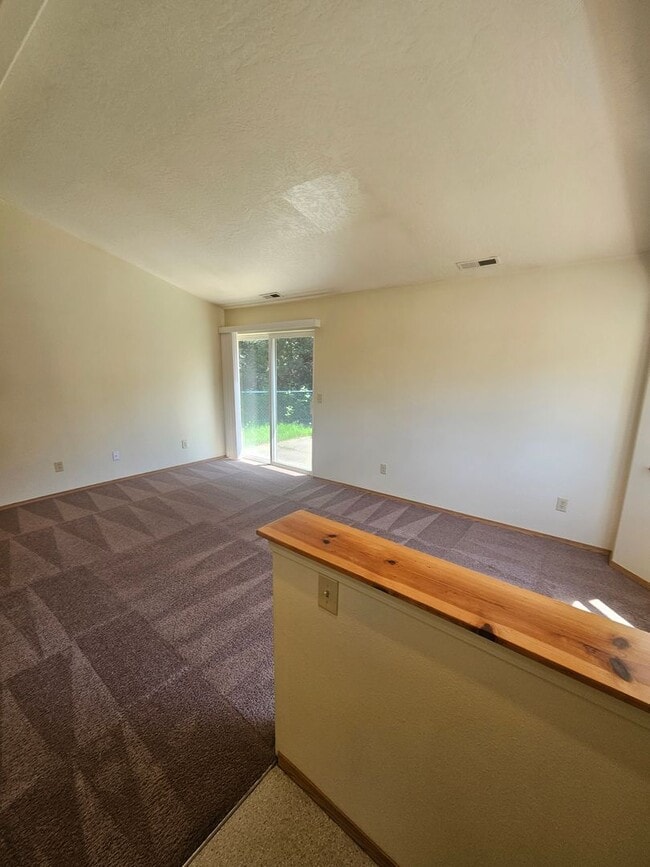 Building Photo - 3 Bedroom Home Near Schools!