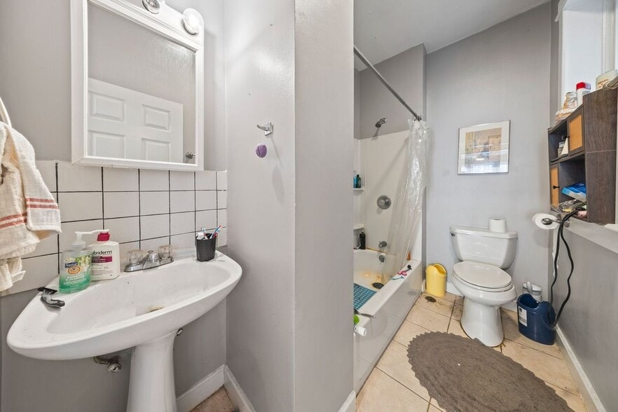 Building Photo - 2630 W Division St