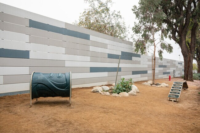 Building Photo - 3333 W 2nd St