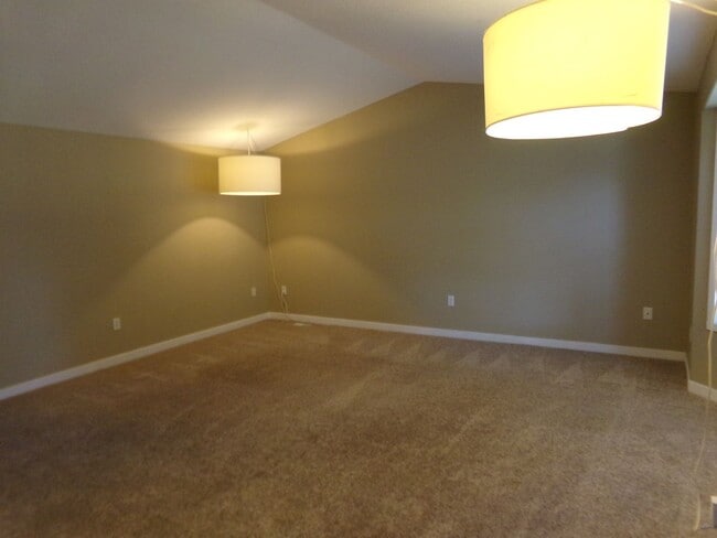 Building Photo - Three Bedroom on quiet cul-de-sac!