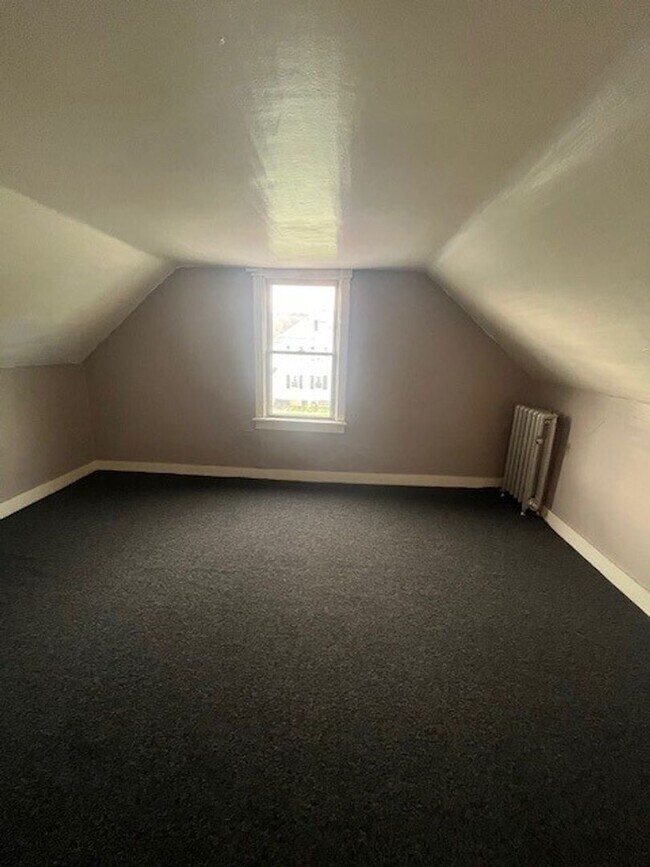 Building Photo - 3 bedroom 1.5 bathroom