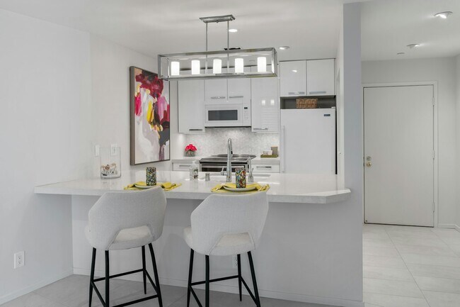 Building Photo - 565 Esplanade