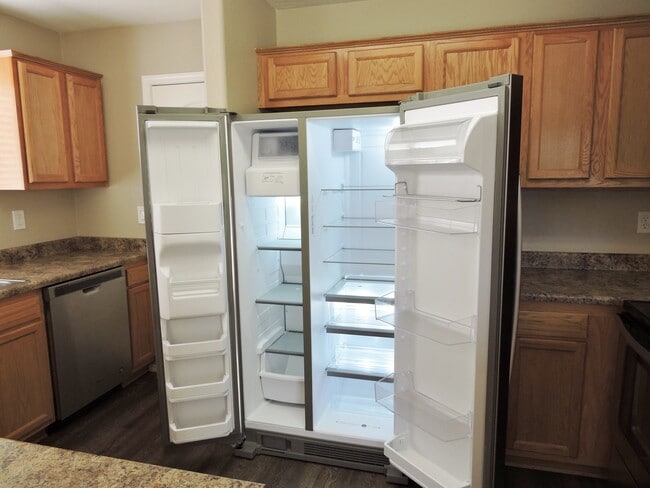 Building Photo - 4 BEDROOM 2 1/2 BATHROOM WITH OFFICE AND LOFT