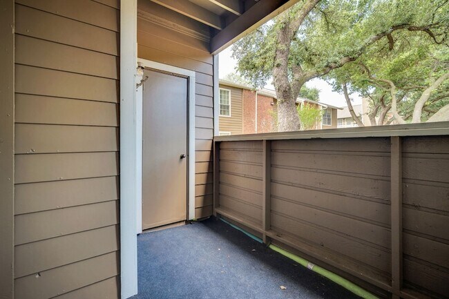 Building Photo - 3607L W Northgate Dr