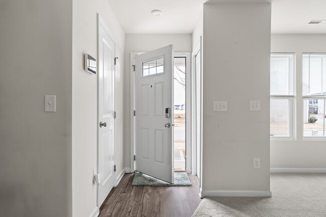 Building Photo - 4 Bed, 2.5 Bath, 2 Car Garage Near Everything in Durham!