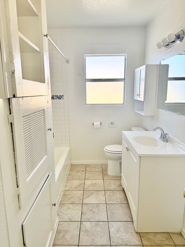 Building Photo - 658-660 S Johnson Ave