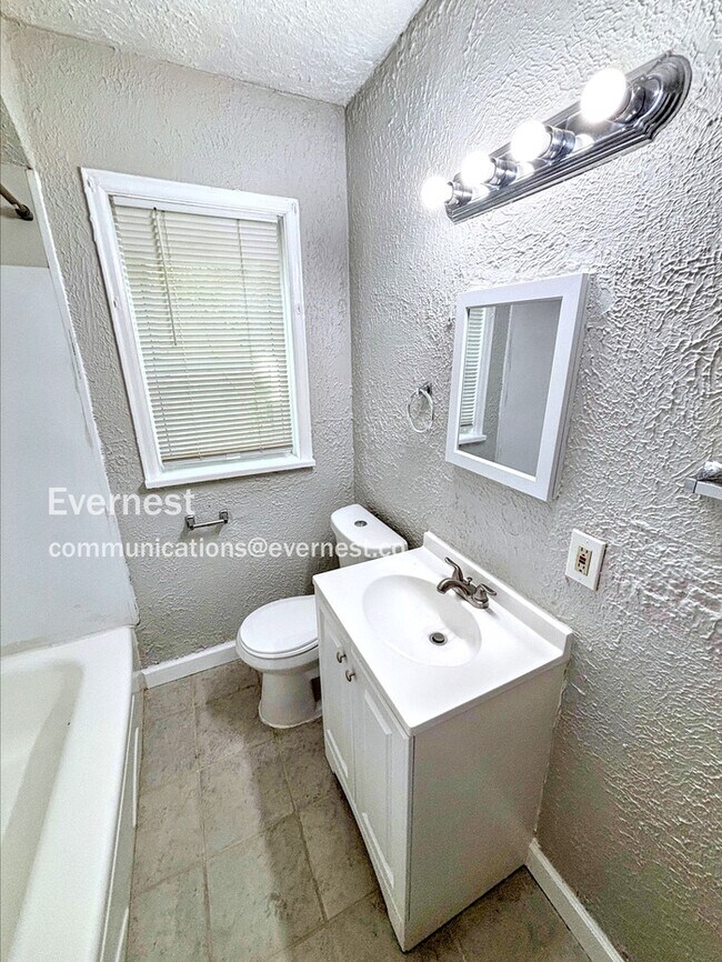 Building Photo - Updated 3 Bedroom Home in St Louis / Pet F...