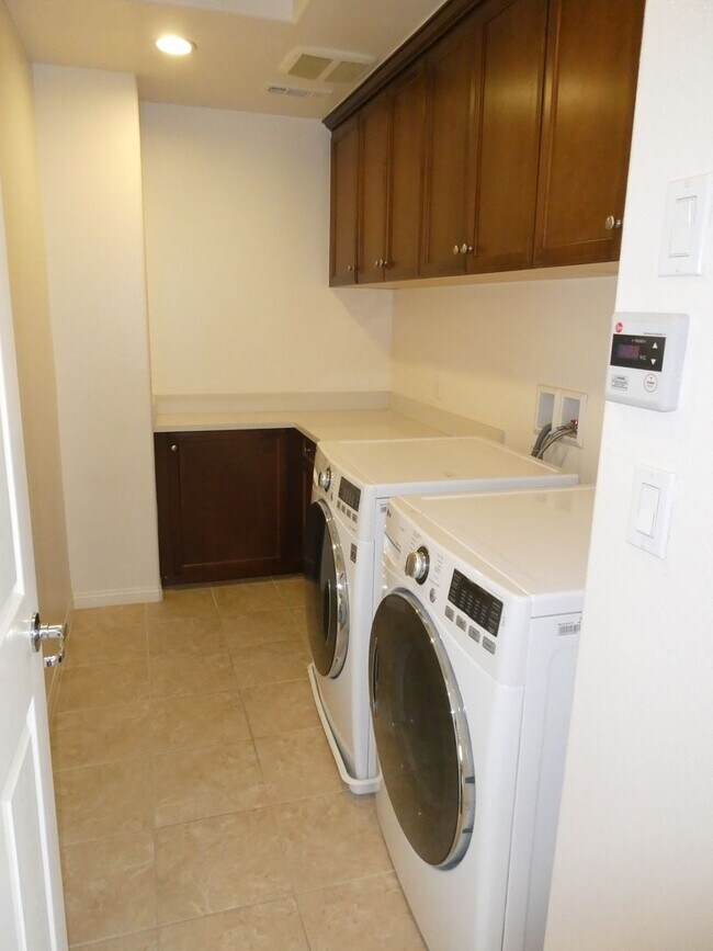 Building Photo - 3 Bedroom Ivy Lane Community Home in Moorp...