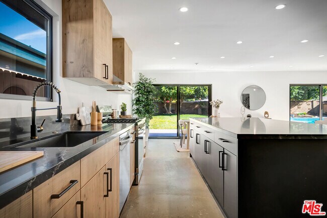 Building Photo - 6236 Sale Ave