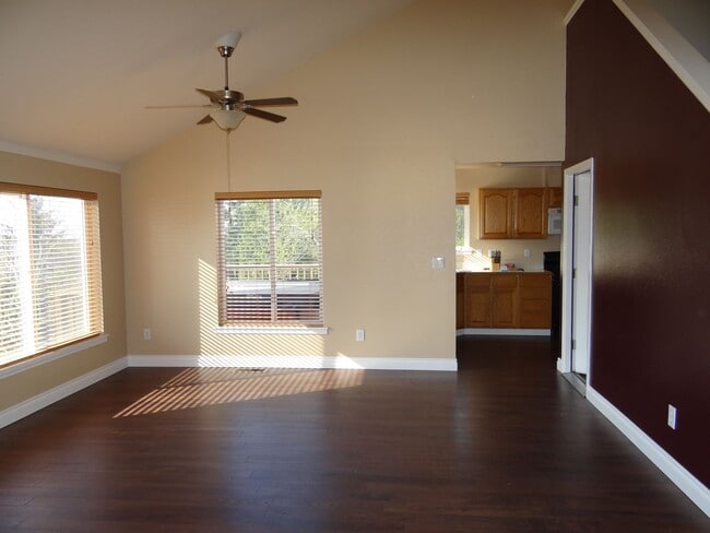Building Photo - MOVE IN SPECIAL!!! 6 Bedroom Home in Belli...