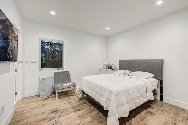 Building Photo - 79 Shore Dr W