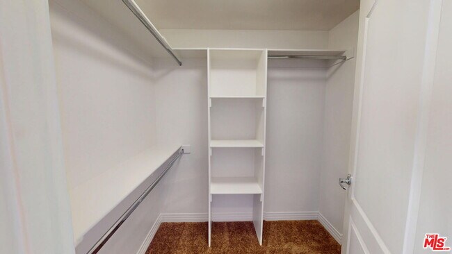 Building Photo - 11622 Oxnard St