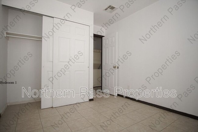 Building Photo - 8489 Roseway Dr