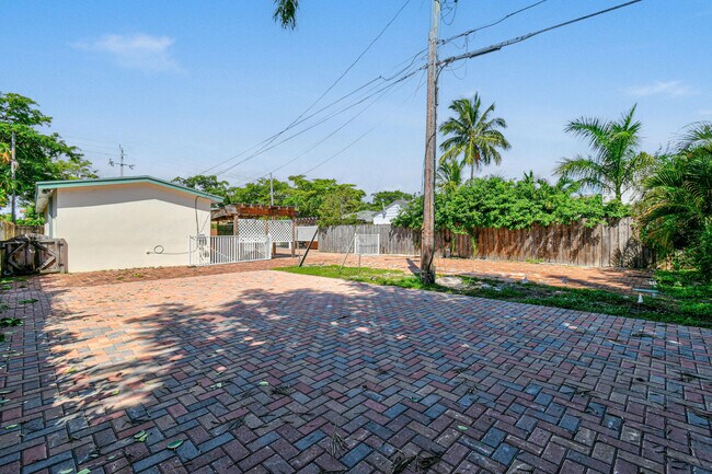 Building Photo - 3450 S Olive Ave