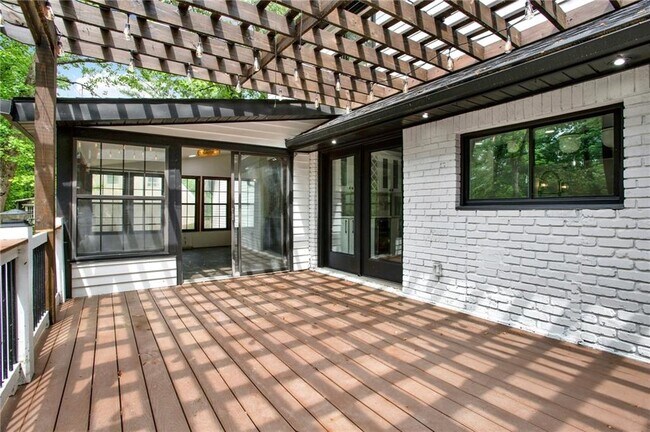 Building Photo - 3270 Brookview Dr