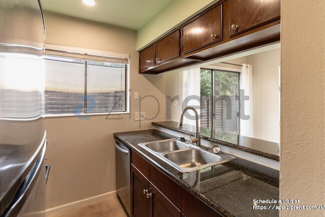 Building Photo - 2903 Parker Ln