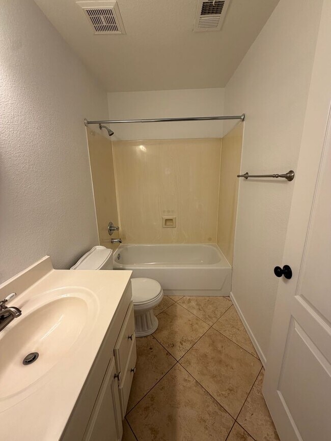 Building Photo - Stunning 3 bedroom, 2 bath home