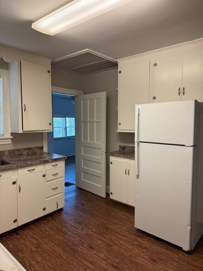 Building Photo - Great Price and location!