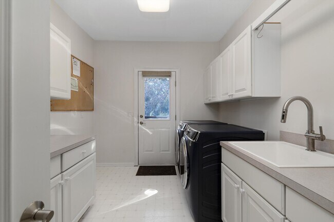 Building Photo - 7040 Royal Villa Ct