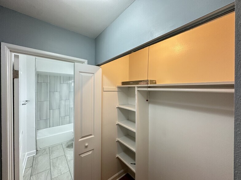 Building Photo - 1515 W Morse Ave