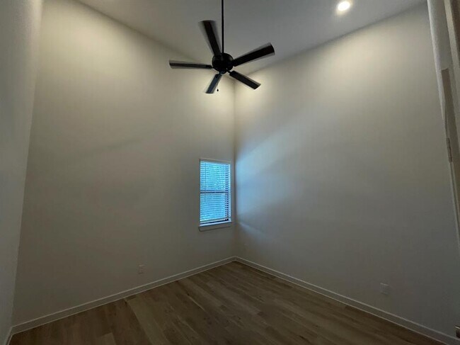 Building Photo - 2517 Appian Way