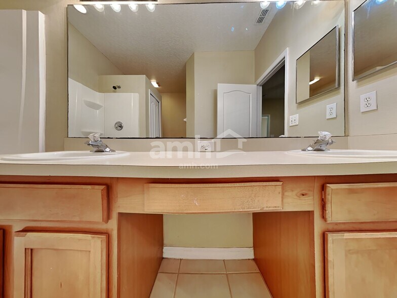 Building Photo - 4470 Waterside Pointe Cir