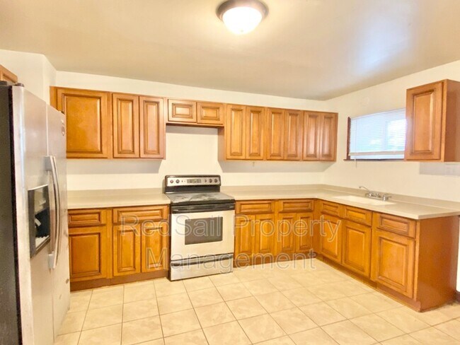Building Photo - 409 W 38th St