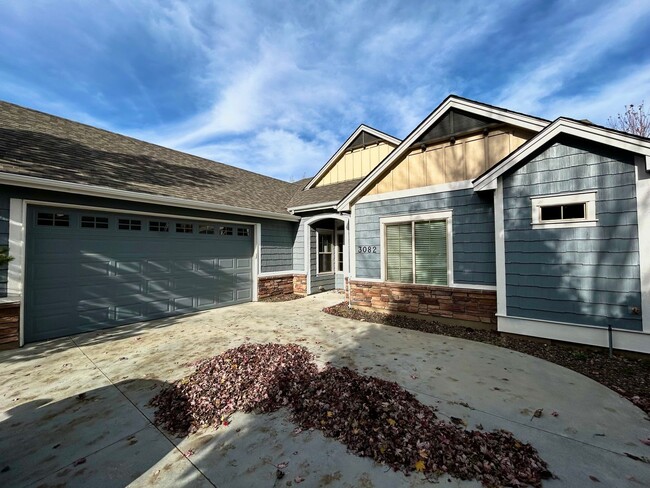 Building Photo - 3 Bedroom 2.5 Half Bath Home in Tuscany Vi...