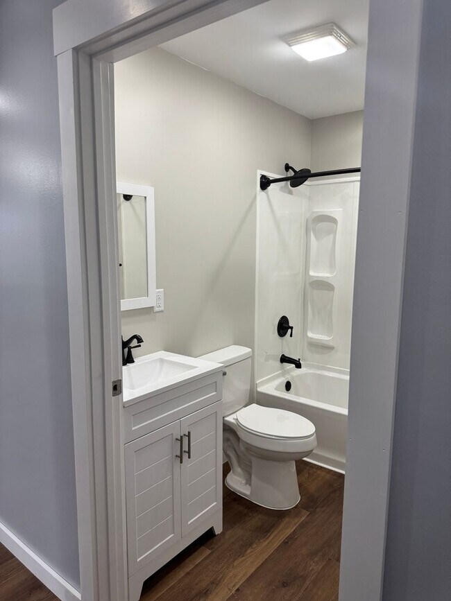 Building Photo - 913 E Myrtle Ave