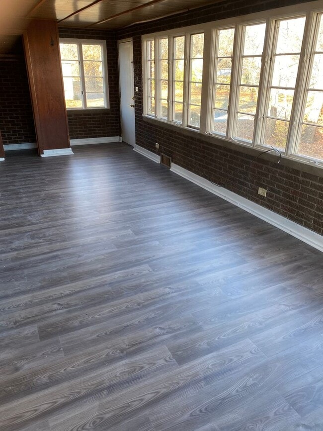 Building Photo - 606 W Cherry St