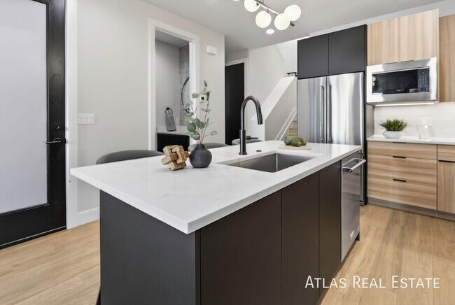 Building Photo - 830 Cherry St