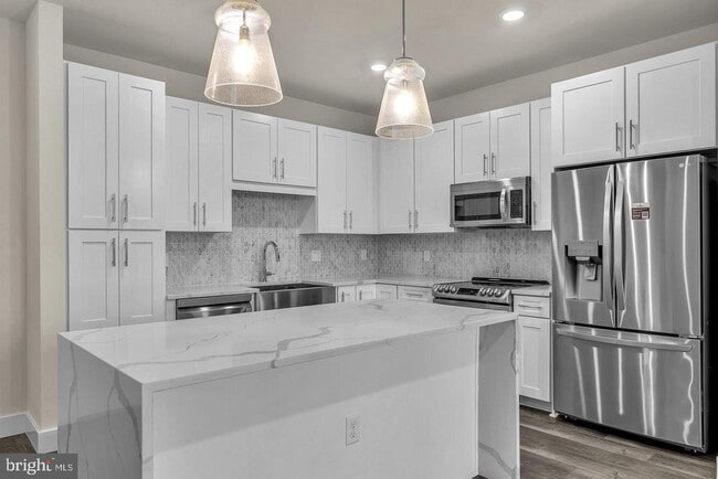 Building Photo - 1761 Old Meadow Rd