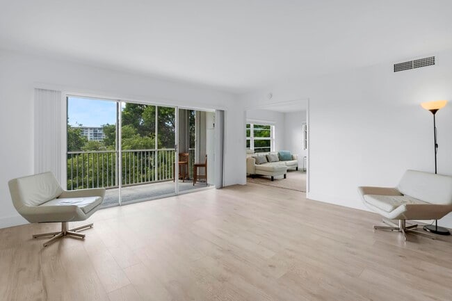 Building Photo - 2800 N Palm Aire Dr