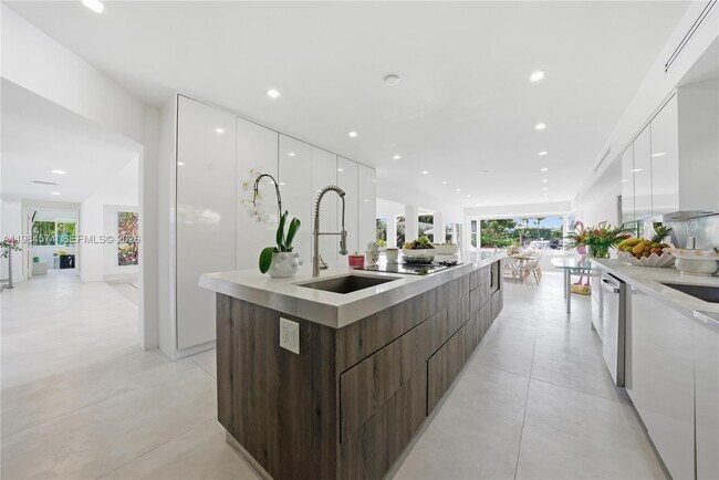 Building Photo - 3401 NE 165th St