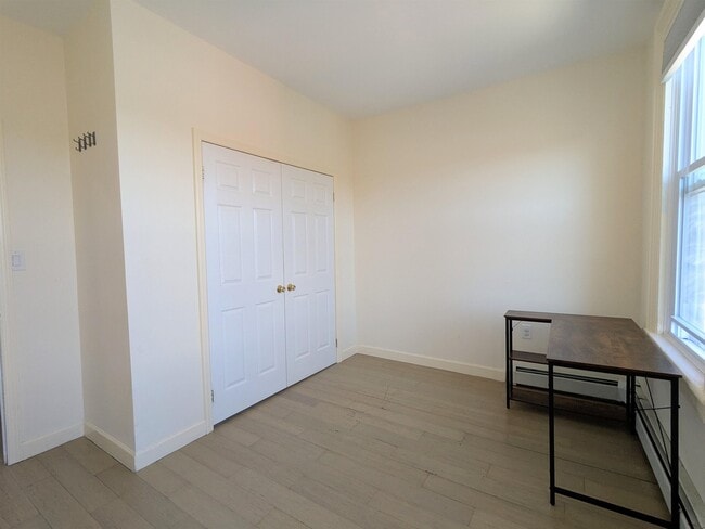 Building Photo - 112 Hague St