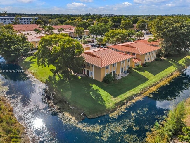 Building Photo - 2651 Riverside Dr