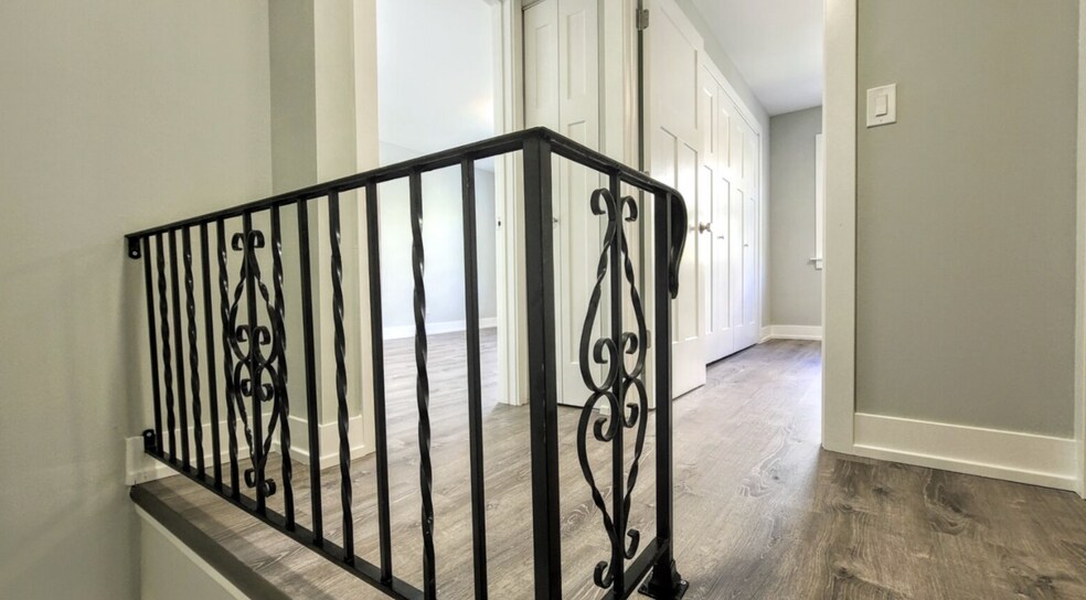 Building Photo - 456 W Barry Ave