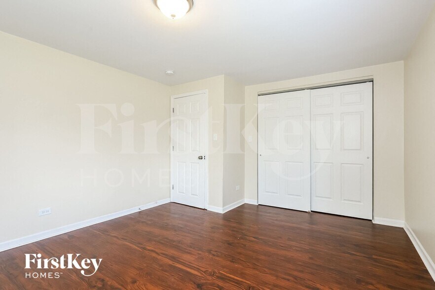 Building Photo - 5141 Oak Center Dr