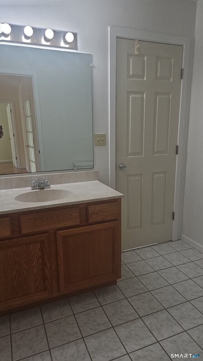 Building Photo - 20 Apple Way