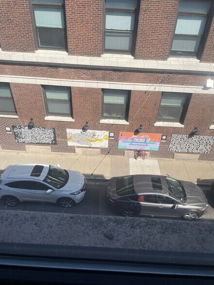 Building Photo - 1136 W Wilson Ave