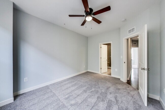 Building Photo - Stunning 3BD/3.5BA luxury 4-level townhouse in Great Location!