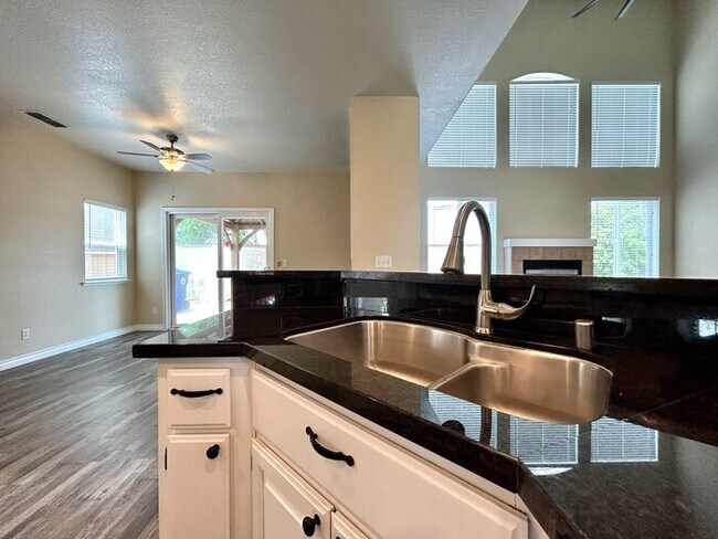 Building Photo - Gated Community! Beautiful 3bd/2.5bth in Folsom