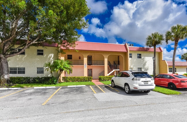 Building Photo - 477 Lake Dora Dr