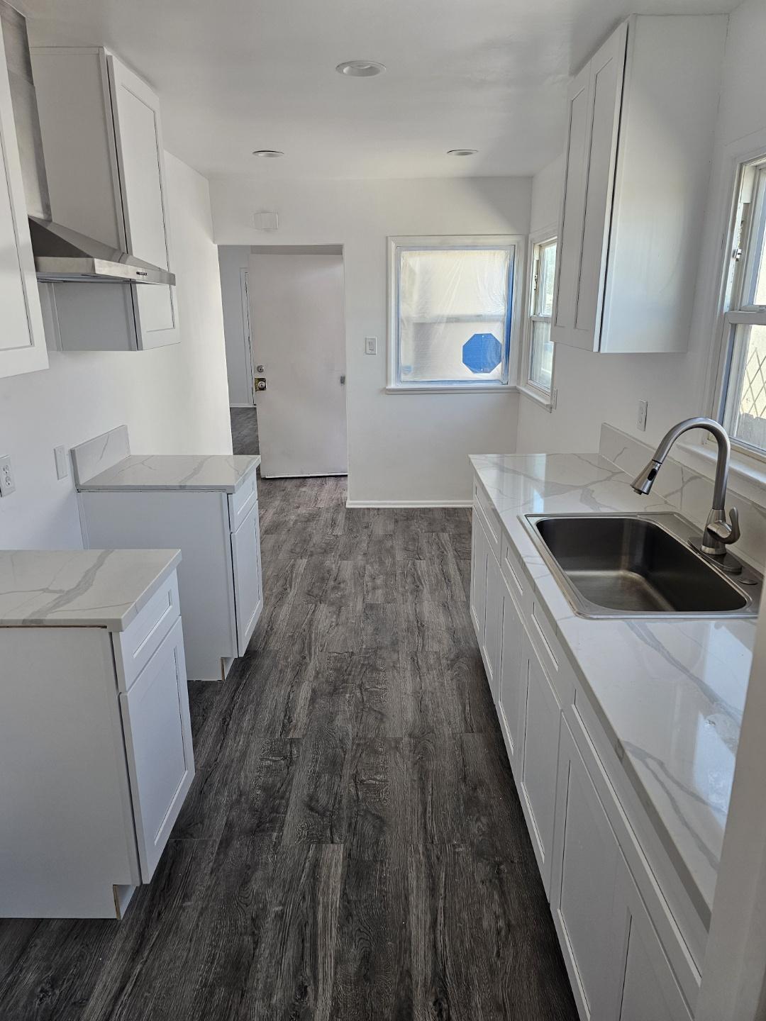 Building Photo - 6810 S Van Ness Ave