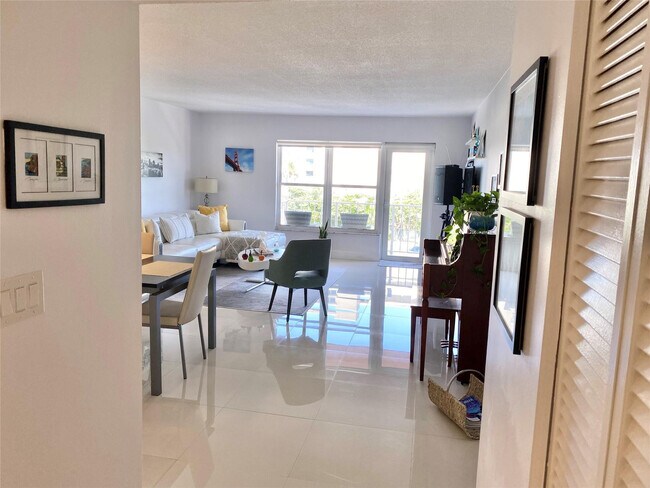 Building Photo - 3000 E Sunrise Blvd